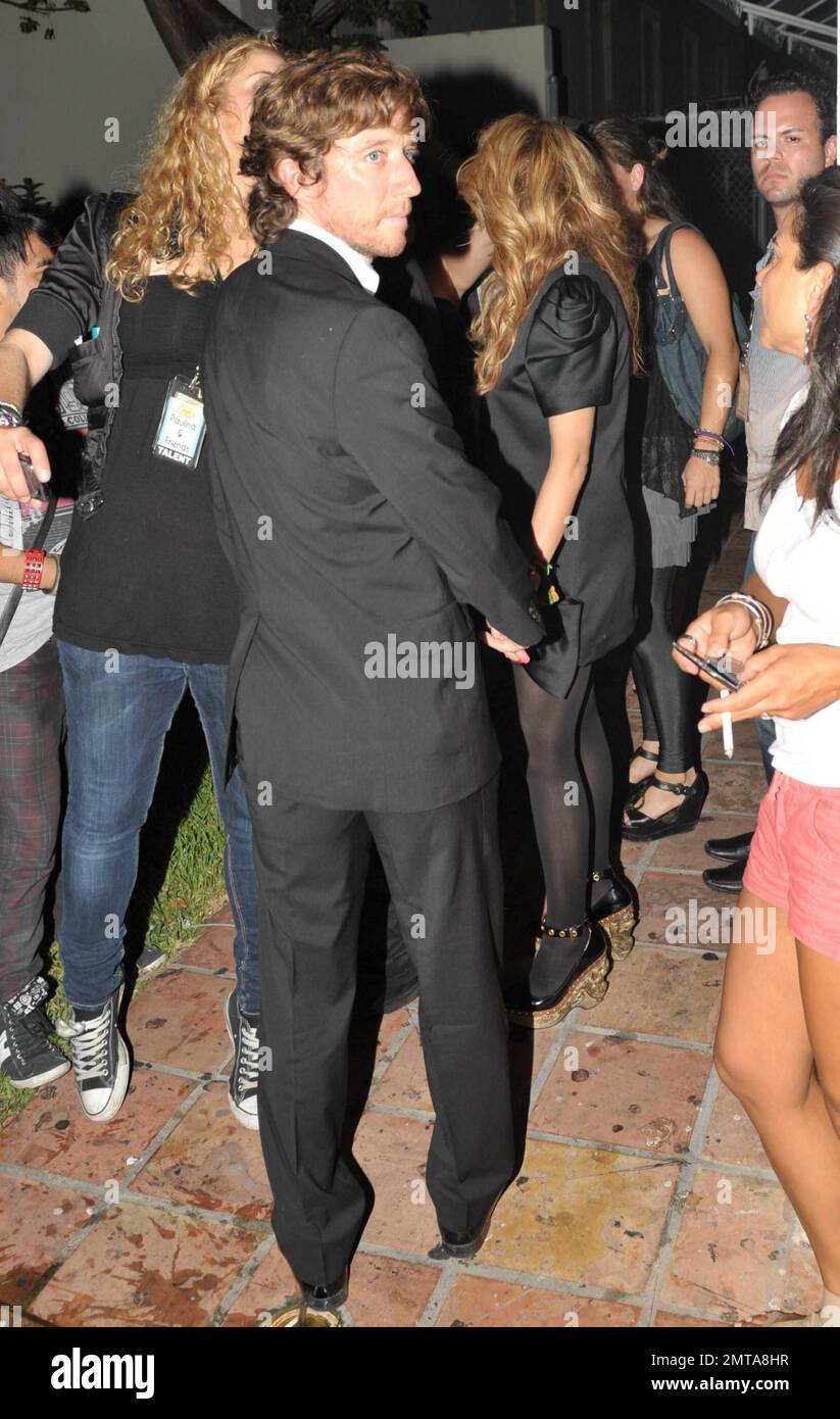 pregnant-mexican-pop-singer-paulina-rubio-leaves-the-spanish-restaurant