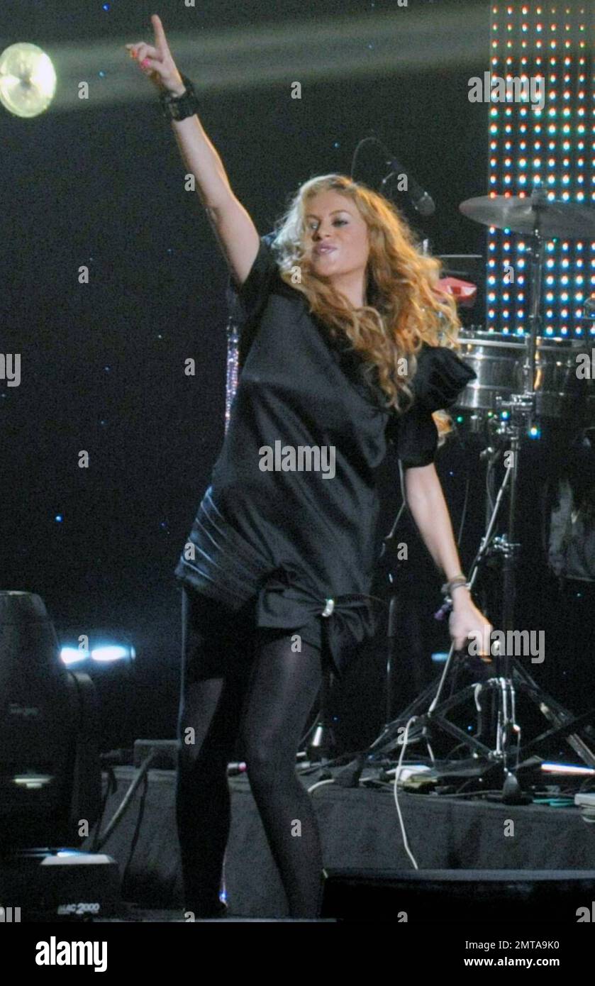 Pregnant Mexican pop star Paulina Rubio, 39, rocked it out live on