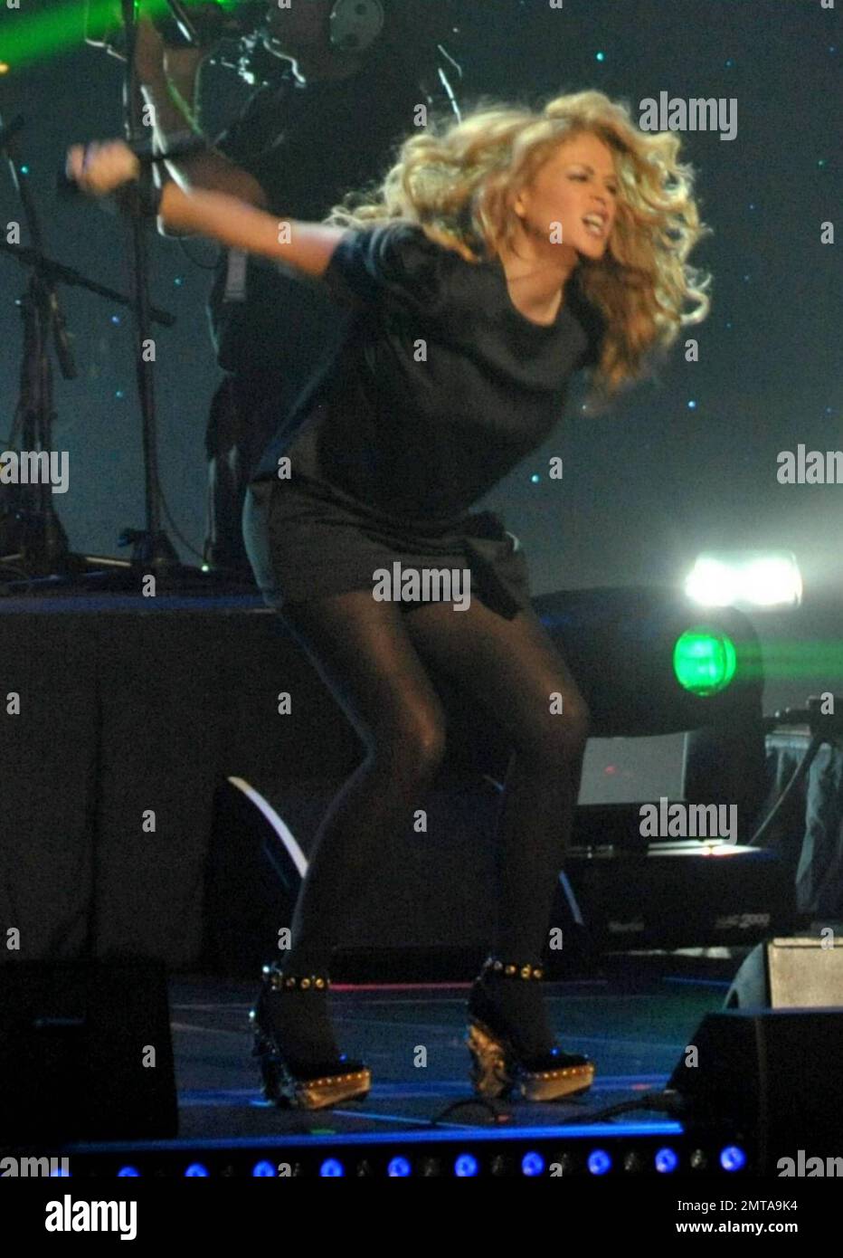 Pregnant Mexican pop star Paulina Rubio, 39, rocked it out live on