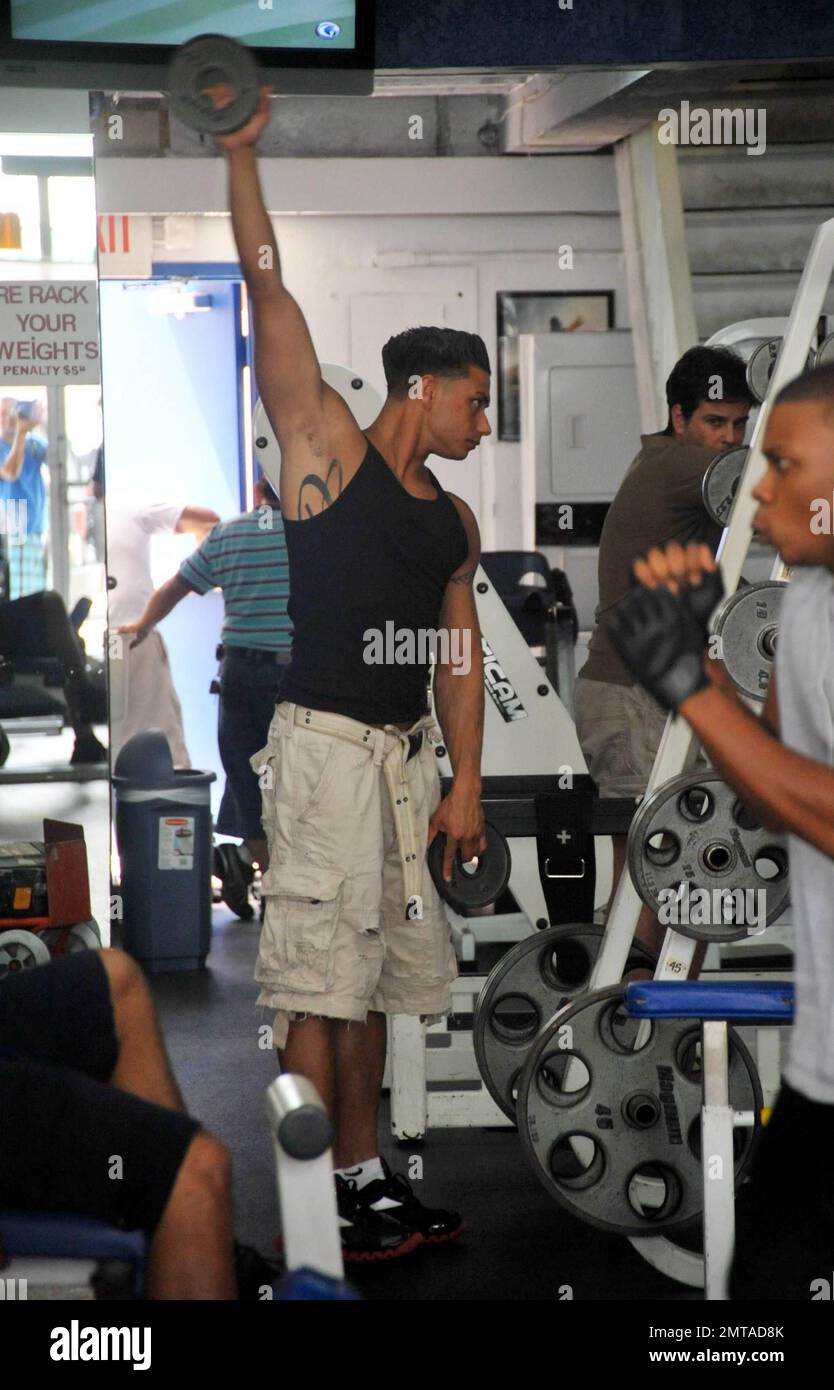 EXCLUSIVE!! DJ Pauly D of “Jersey Shore” lifts weights and does pullups