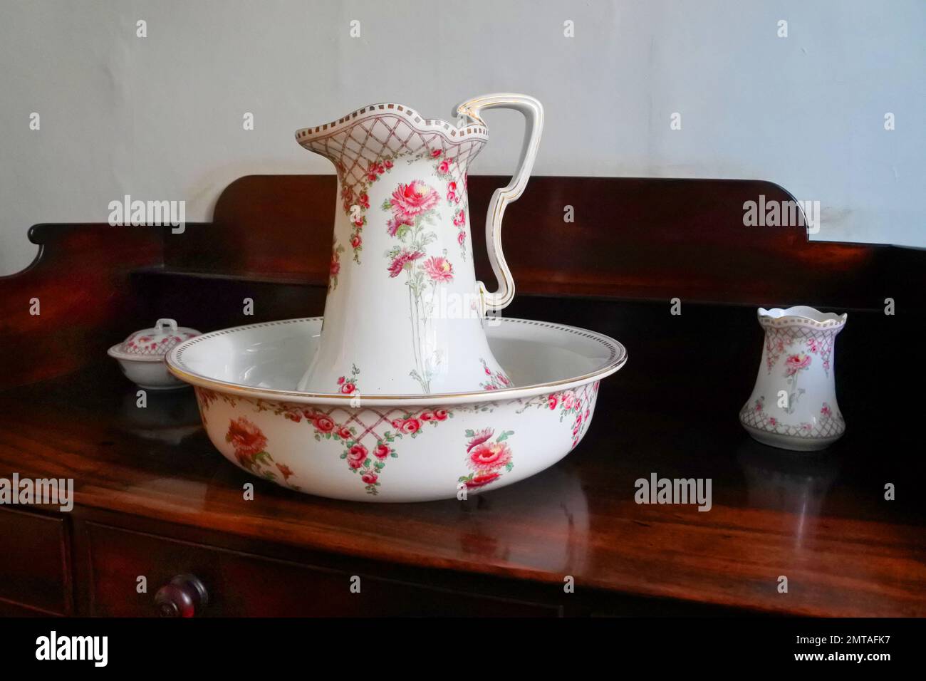 Wash basin and pitcher hi-res stock photography and images - Alamy, image size:1300x956