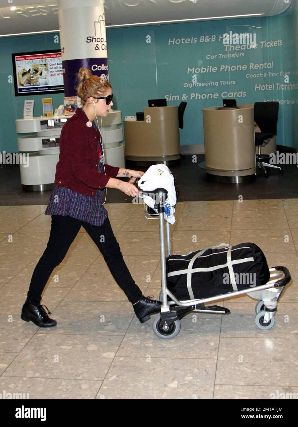 EXCLUSIVE!! Peaches Geldof pushes her luggage cart through London