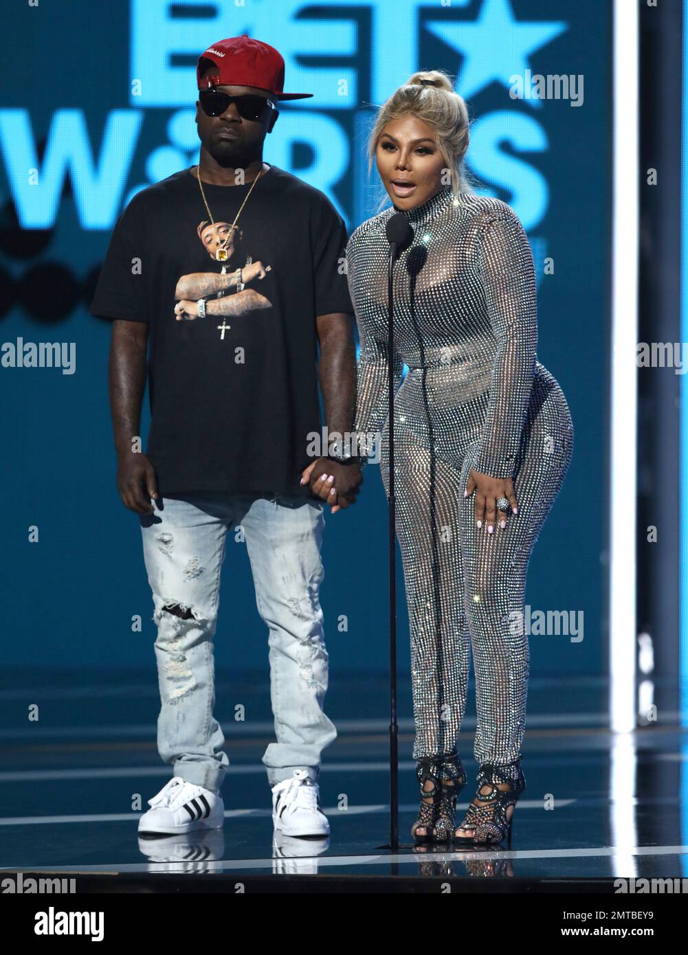 Havoc, left, and Lil Kim present the award for best male hip hop artist