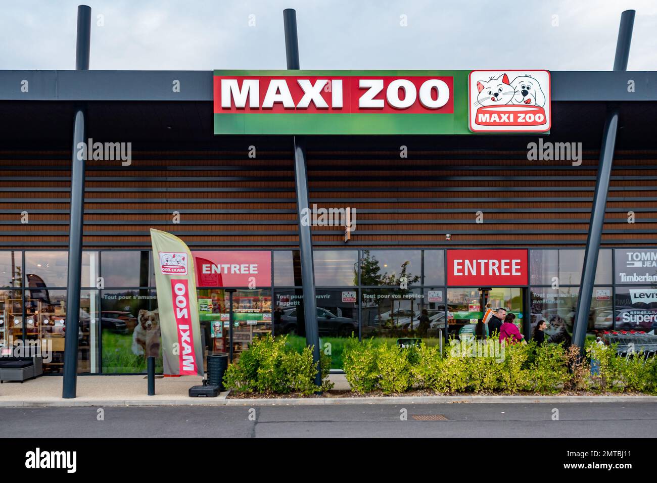 The entrance of the Maxi Zoo store in Coulommiers, France Stock Photo