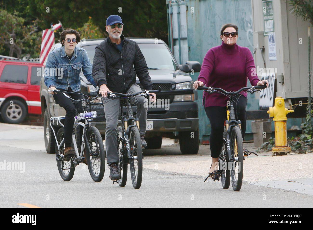 Pierce Brosnan, wife Keely Shaye Smith and son Dylan Brosnan out for a bike ride in Malibu. Los Angeles, CA. 19th January 2016. Stock Photo