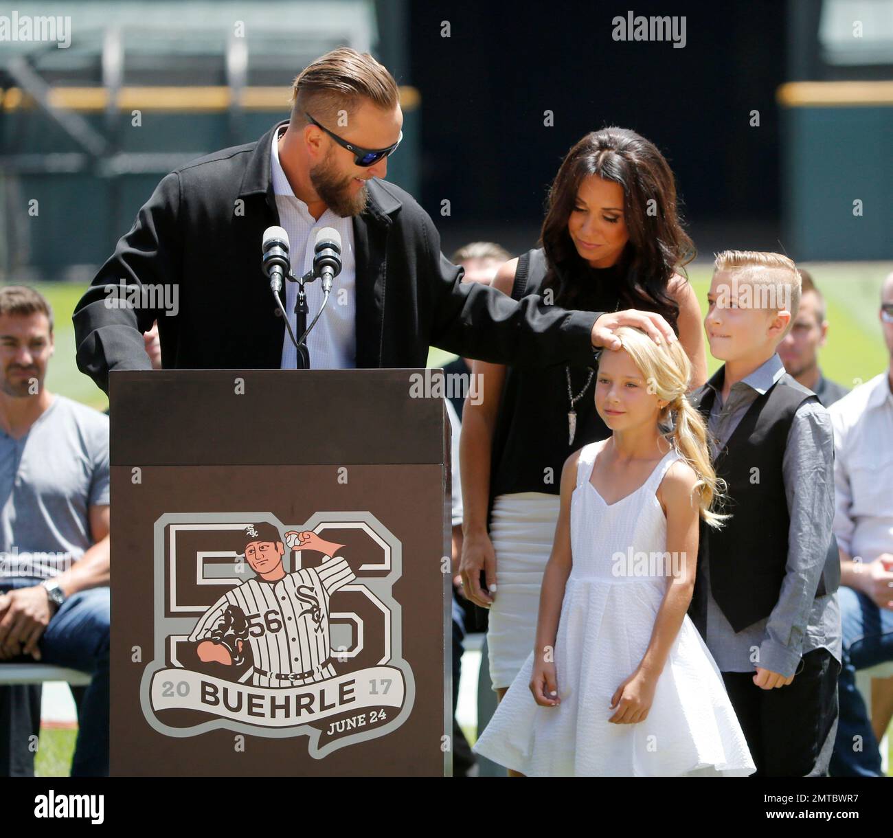 Former Chicago White Sox pitcher Mark Buehrle, left, acknowledges his(01)