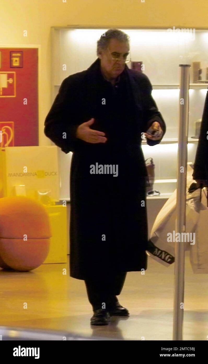 Exclusive!! Placido Domingo, undercover shopping with friends in Berlin, 10/26/05. Rights: Europe Out. Stock Photo