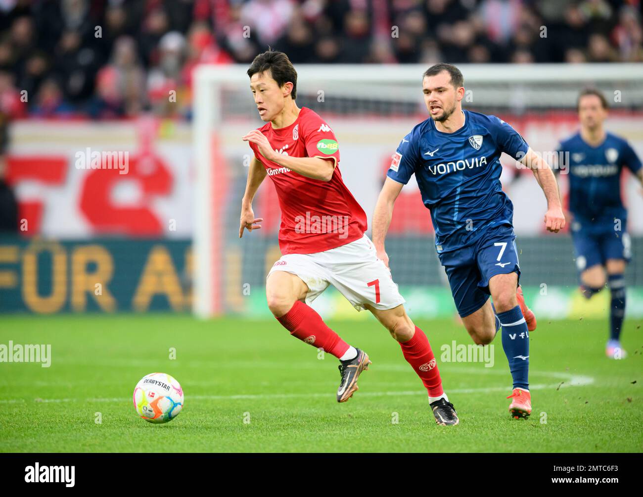left to right Jae-Sung LEE (MZ), Kevin STOEGER (Stoger)(BO) action, duels, football 1st Bundesliga, 18th matchday, FSV FSV FSV Mainz 05 (MZ) - VfL Bochum (BO) 5:2, on January 28th, 2023 in Mainz/ Germany. #DFL regulations prohibit any use of photographs as image sequences and/or quasi-video # Stock Photo