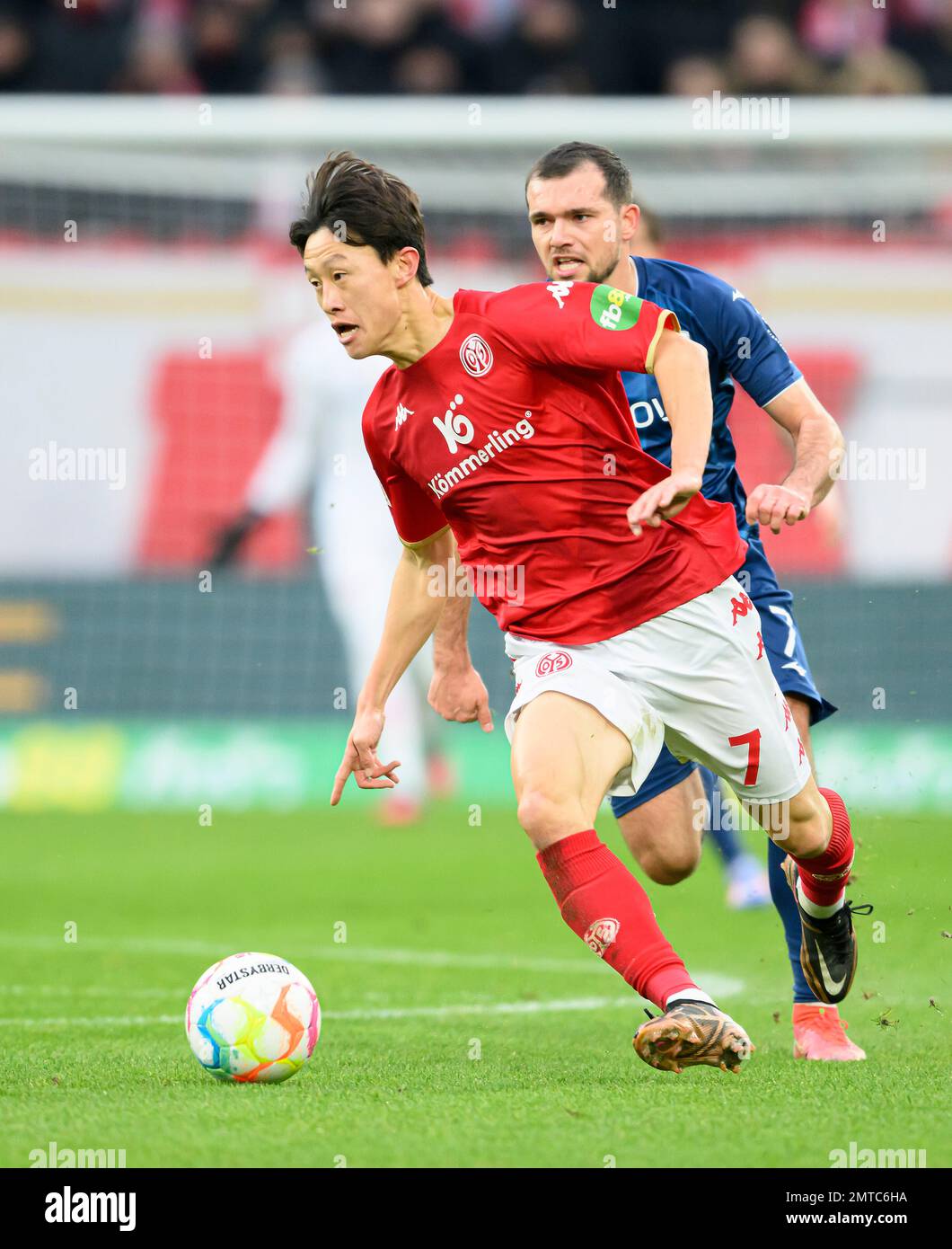 Mainz, Deutschland. 28th Jan, 2023. Jae-Sung LEE (MZ) action, behind Kevin STOEGER (St?ger)(BO) Soccer 1st Bundesliga, 18th matchday, FSV FSV FSV Mainz 05 (MZ) - VfL Bochum (BO) 5:2, on 28.01. 2023 in Mainz/ Germany. #DFL regulations prohibit any use of photographs as image sequences and/or quasi-video # Credit: dpa/Alamy Live News Stock Photo