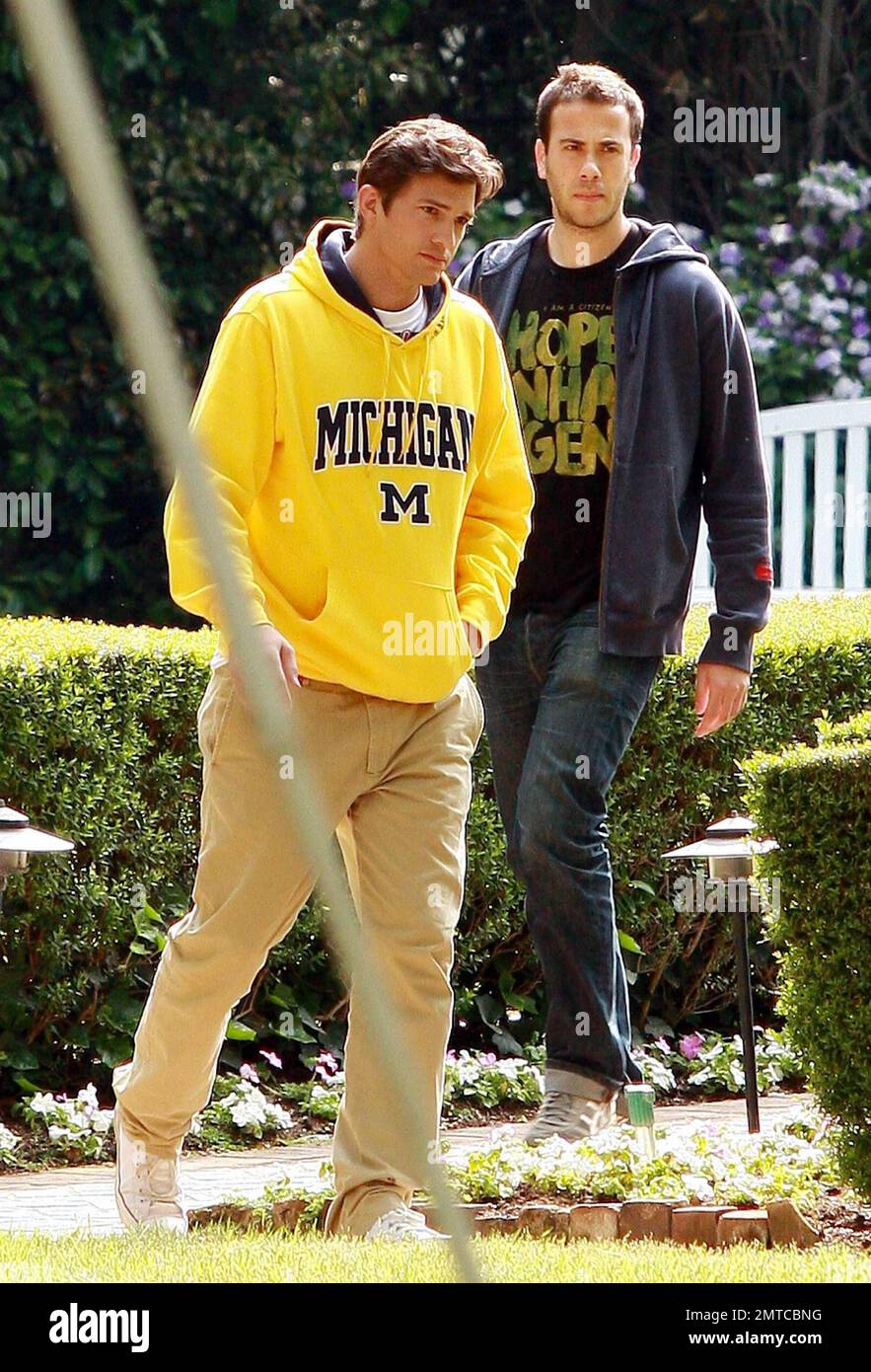 ashton kutcher chewing tobacco Natalie Portman and Ashton Kutcher film scenes under the direction of Ivan  Reitman on the location set of their new film 