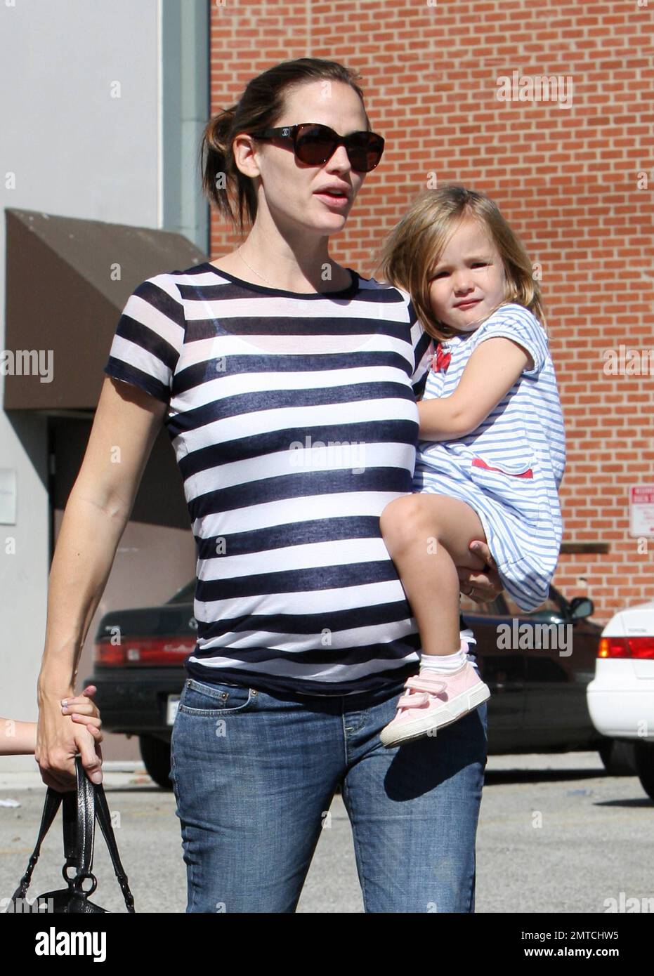 Pregnant Jennifer Garner takes her daughter Violet, 5, to ballet class