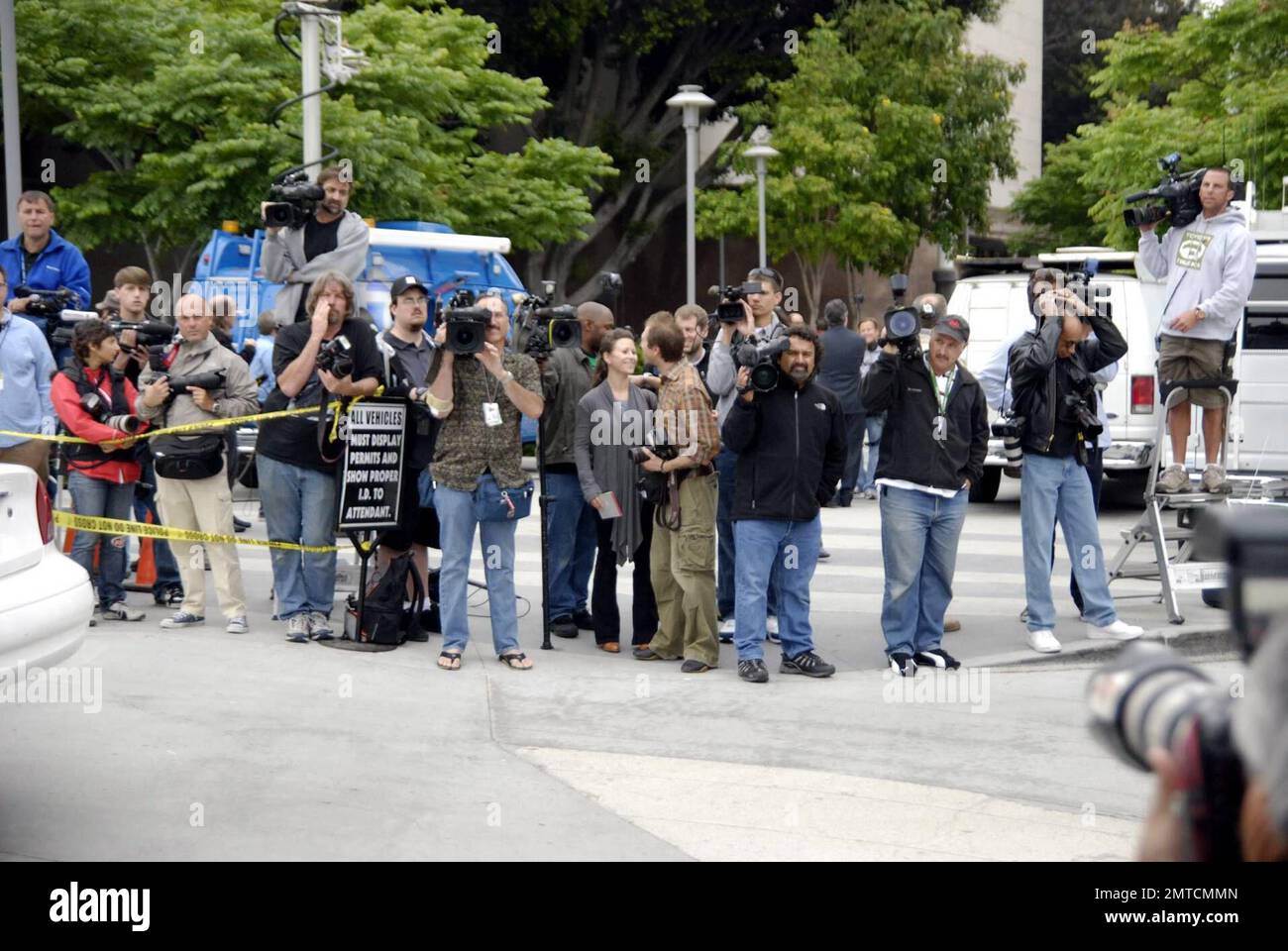 Press, paparazzi, and police gathered outside the LA County Courthouse