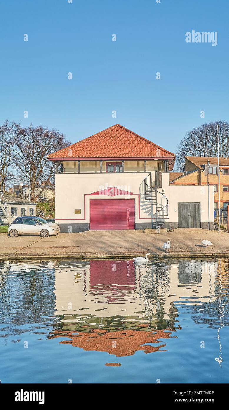 University of Cambridge, St Catherine's college, boat club house at a bank of the river Cam, Cambridge, England, on a sunny winter day. Stock Photo