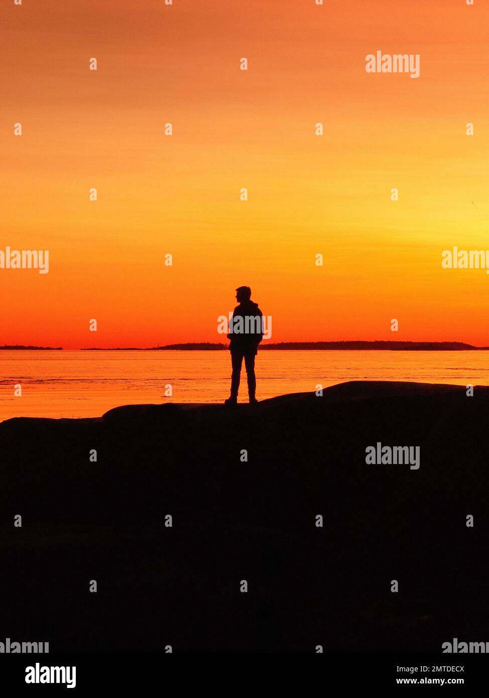 Man sunset rocks coast hi-res stock photography and images - Alamy