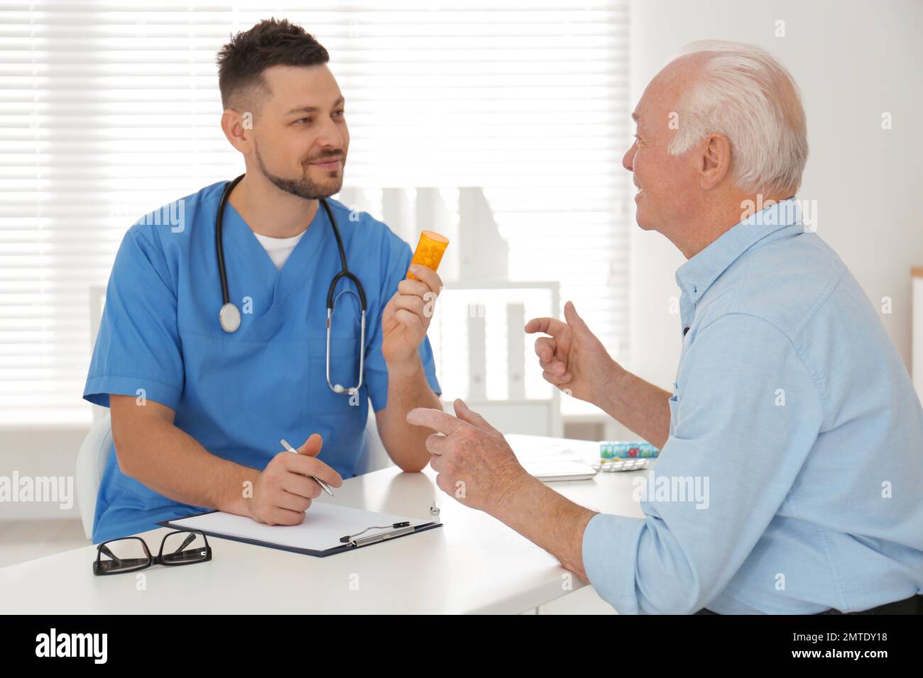 Doctor giving patient note hi-res stock photography and images - Alamy