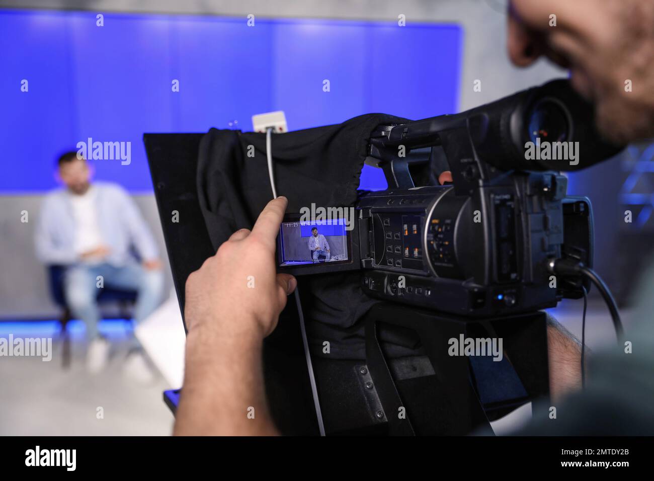 Young people in tv production hi-res stock photography and images - Alamy