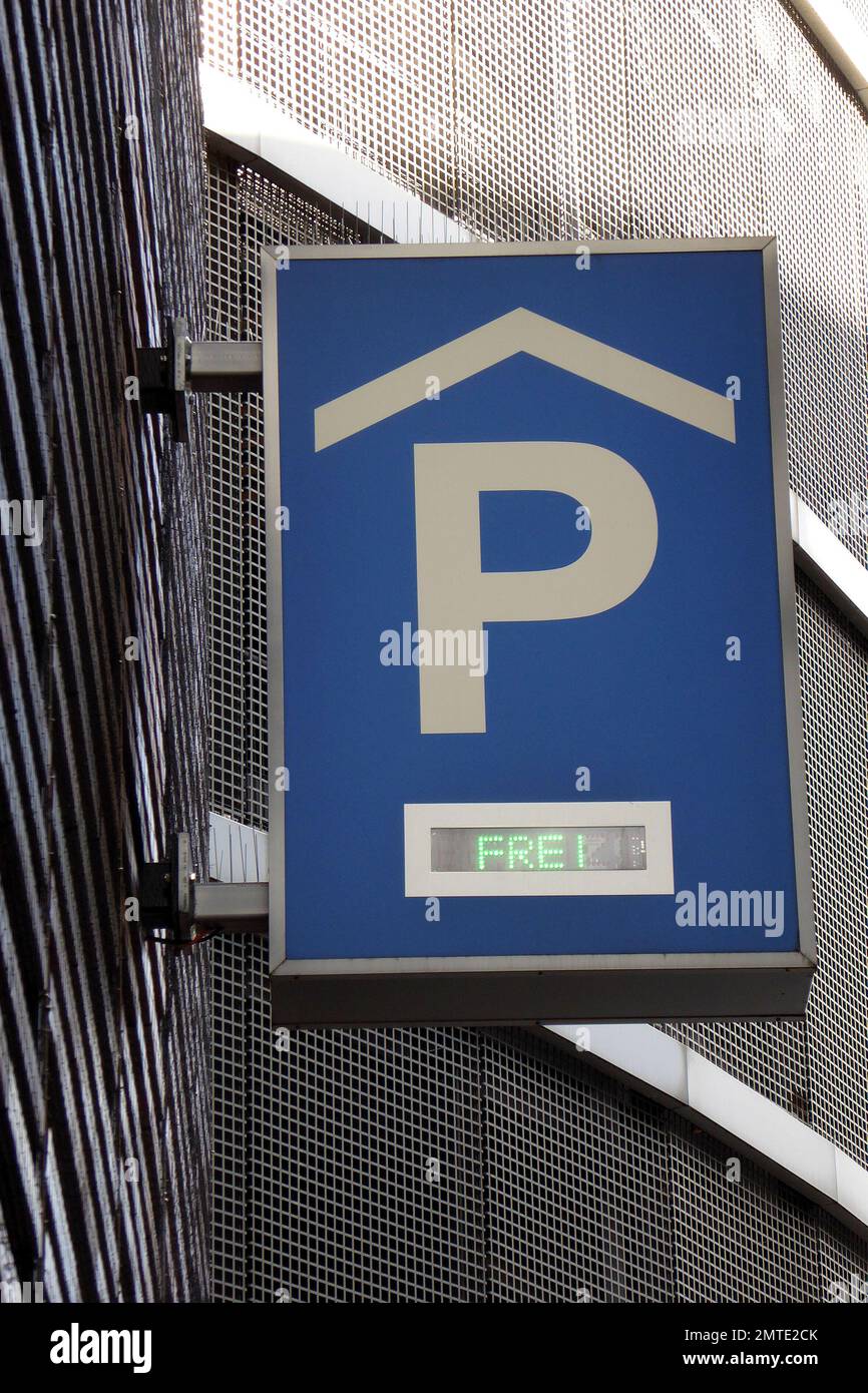 Parkschild / Parkplatzschild / Einfahrt / Parkhaus Stock Photo - Alamy