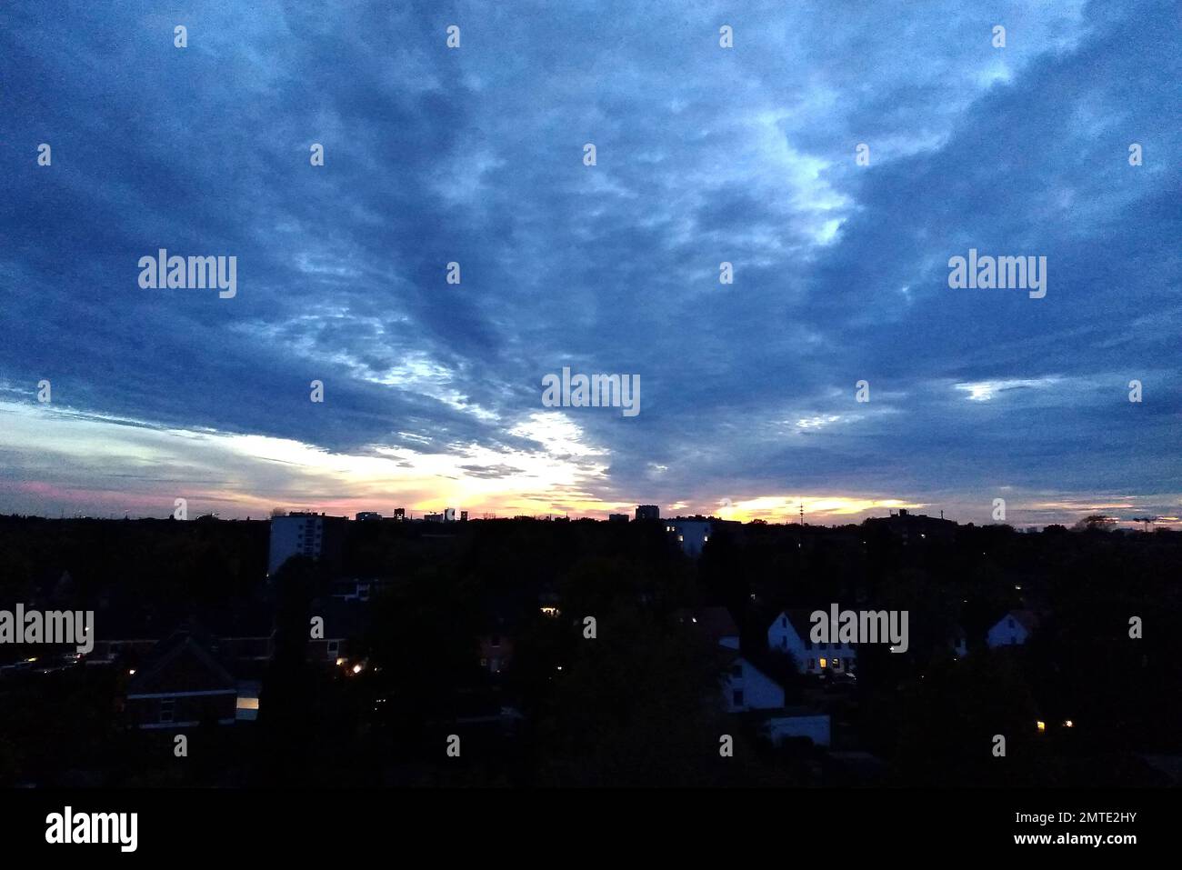 Abendhimmel über Hamburg Stock Photo