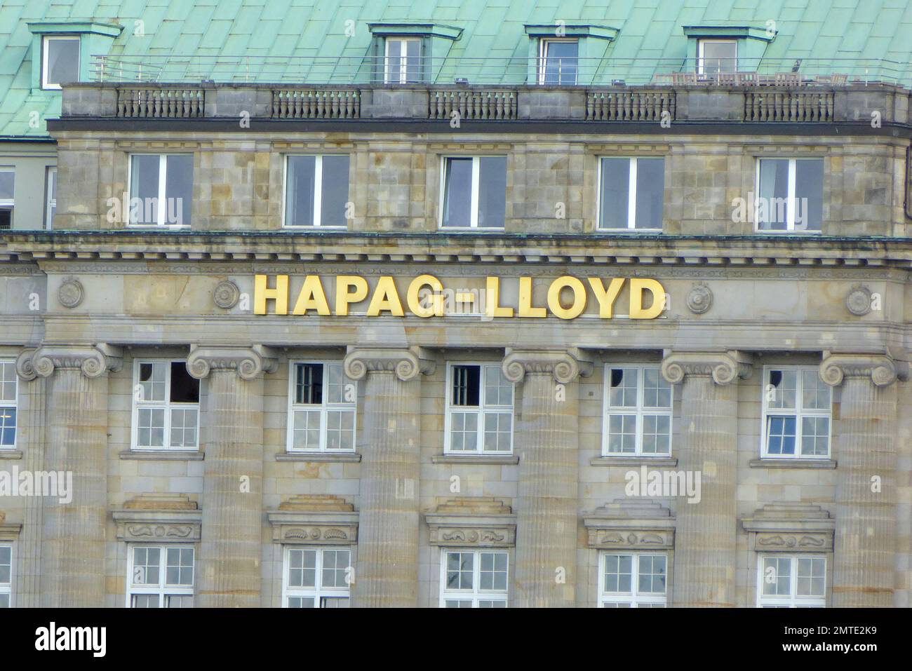 Logo vom Transport- und Logistikunternehmen Hapag-Lloyd AG am Ballindamm 25 an der Innenalster in Hamburg Stock Photo