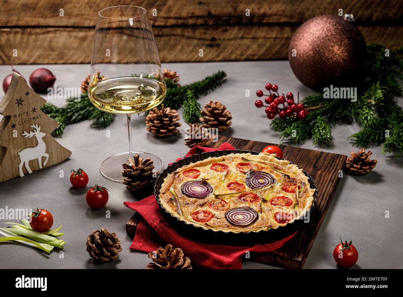 Lauch Quiche mit Tomate und Zwiebel Stock Photo - Alamy
