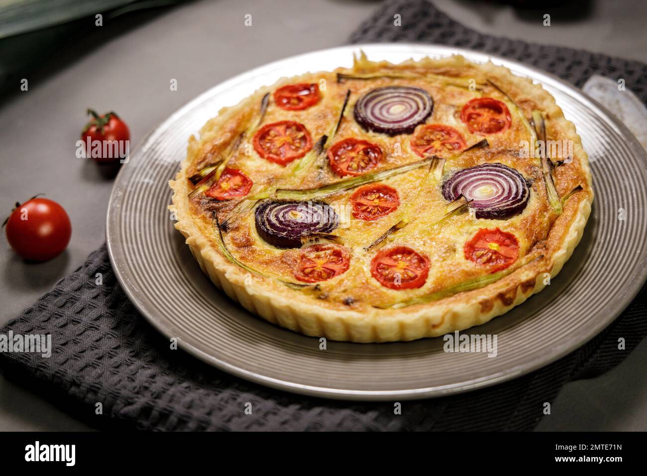 Lauch Quiche mit Tomate und Zwiebel Stock Photo - Alamy