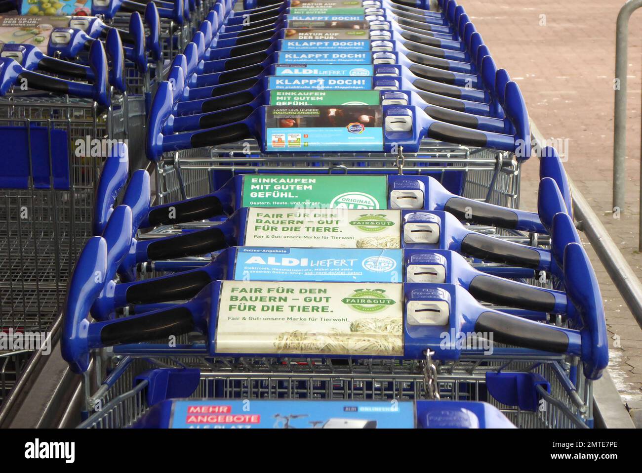 Einkaufswagen vom Lebensmittel-Discounter Aldi Stock Photo
