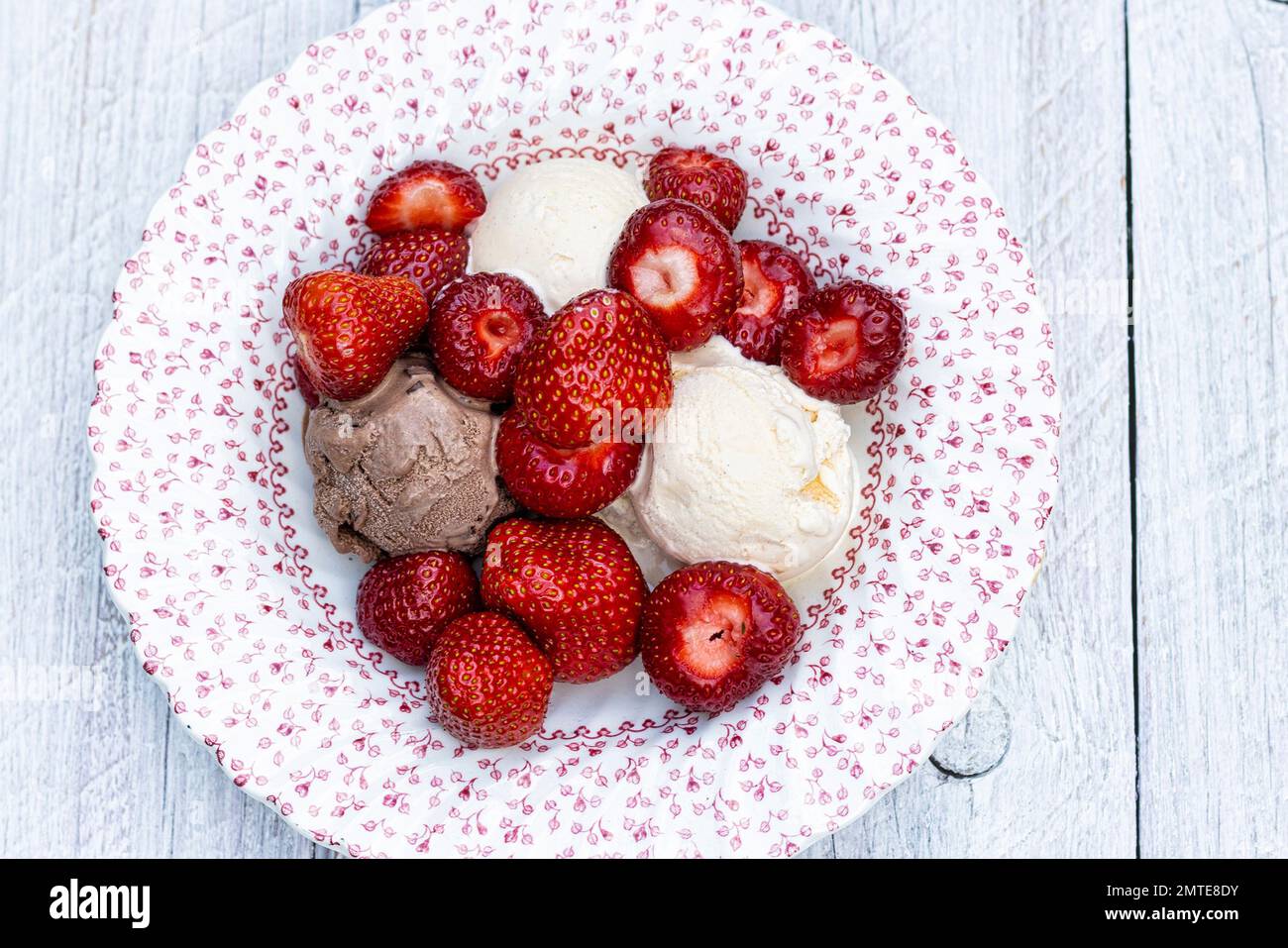 Erdbeeren mit Eis / Schokolade und Vanille / Schokoladeneis/ Vanilleeis ...