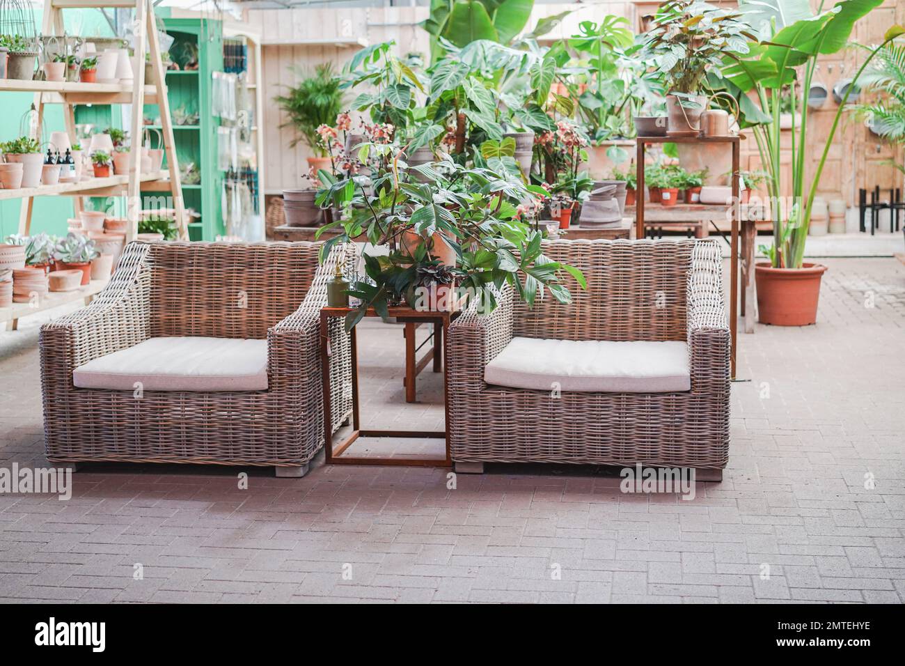 Shopping at a garden centre hi-res stock photography and images - Alamy