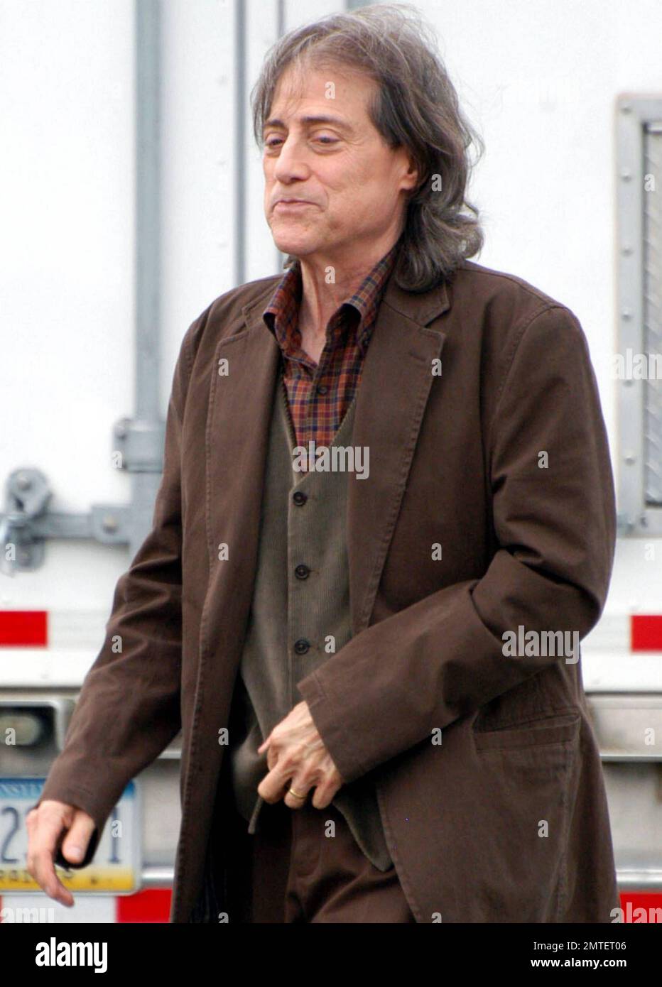 EXCLUSIVE!! Comedian and actor Richard Lewis wears a baggy brown suit