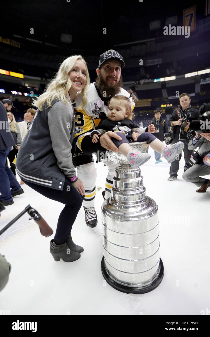 https://c8.alamy.com/comp/2MTF7WN/pittsburgh-penguins-nick-bonino-celebrates-with-the-stanley-cup-with-his-17-month-old-daughter-maisie-and-wife-lauren-after-defeating-the-nashville-predators-2-0-in-game-6-of-the-nhl-hockey-stanley-cup-final-monday-june-12-2017-in-nashville-tenn-ap-photomark-humphrey-2MTF7WN.jpg