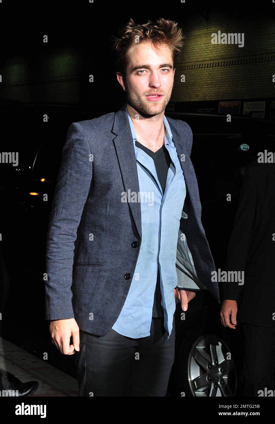 'Twilight Saga' star Robert Pattinson poses for photos outside the 'Late Show with David Letterman' studios. Pattinson, best known for his character Edward Cullen, is currently promoting the latest movie in the series 'Breaking Dawn Part 1' due in theaters on November 18. New York, NY. 8th November 2011. Stock Photo