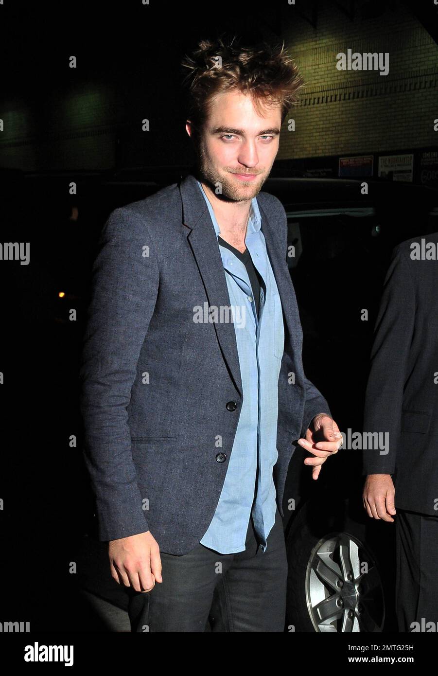 'Twilight Saga' star Robert Pattinson poses for photos outside the 'Late Show with David Letterman' studios. Pattinson, best known for his character Edward Cullen, is currently promoting the latest movie in the series 'Breaking Dawn Part 1' due in theaters on November 18. New York, NY. 8th November 2011. Stock Photo