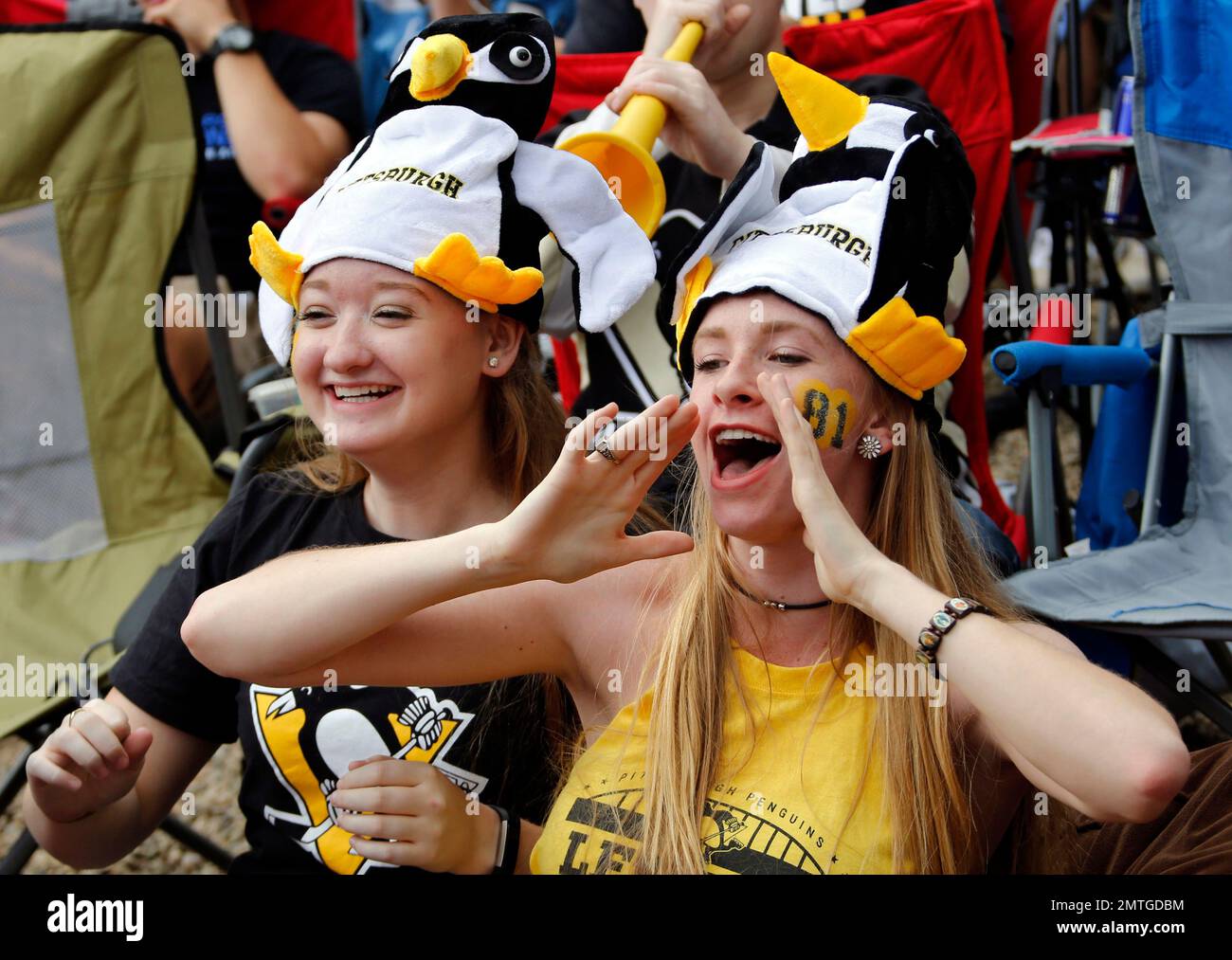 Pittsburgh Penguins Fans Arianna Burns Left Kaeli Stolar Right And pittsburgh-penguins-fans-arianna-burns-left-kaeli-stolar-right-and