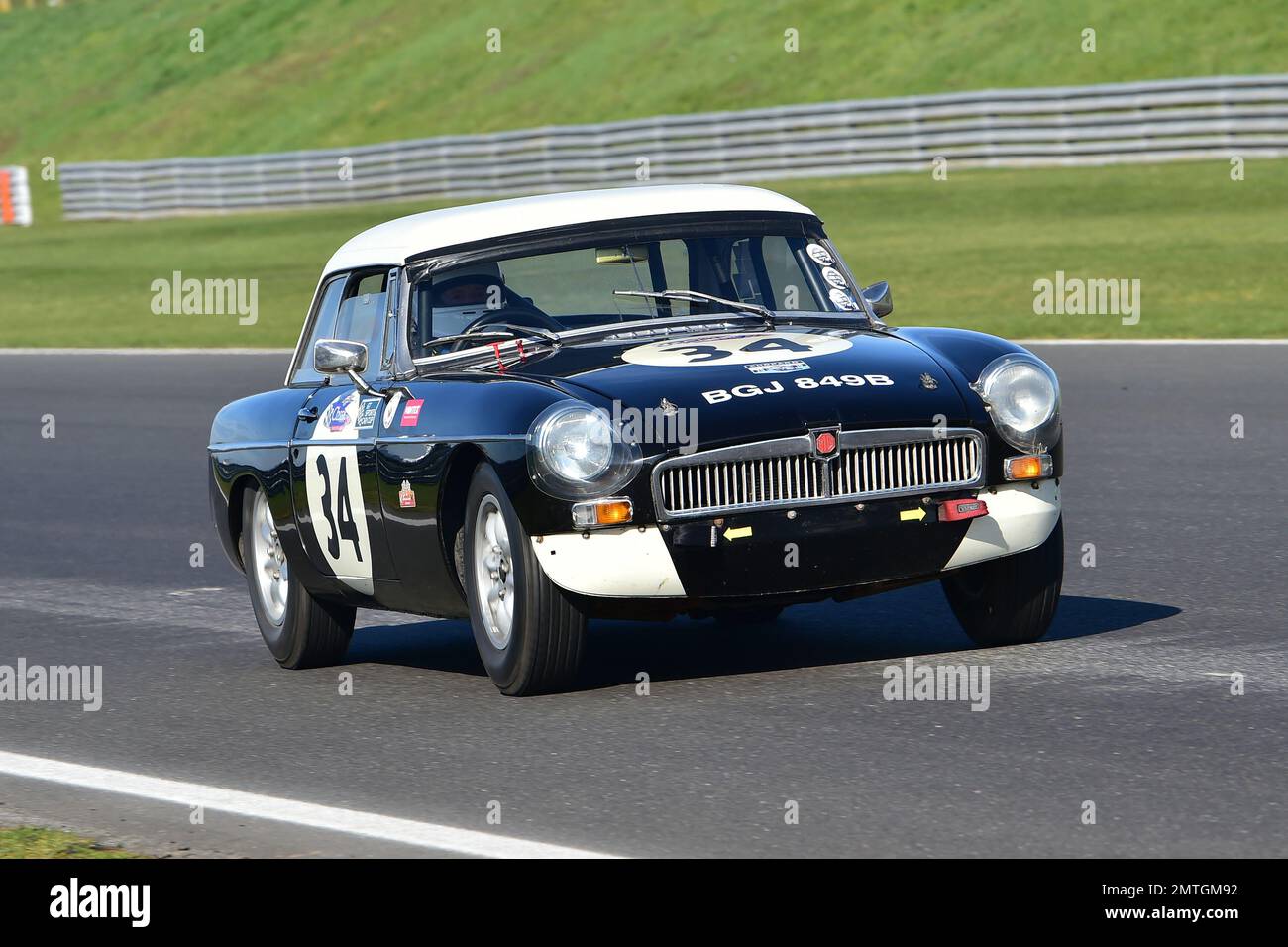 Barbara Lambert, MG B Roadster, Mintex Classic K, pre1966 cars racing with the same