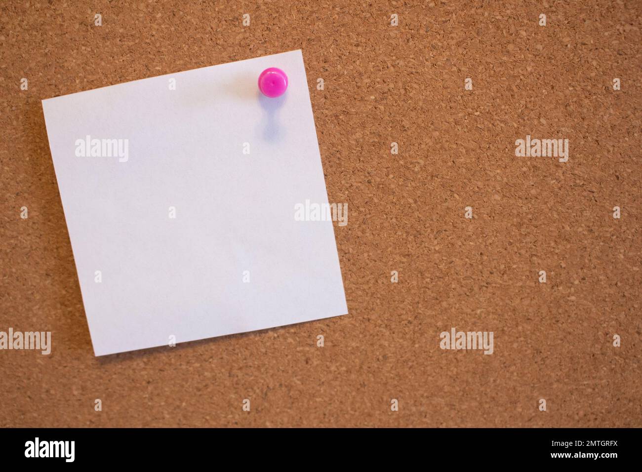 White empty sticker pinned to a cork board in an office Stock Photo - Alamy