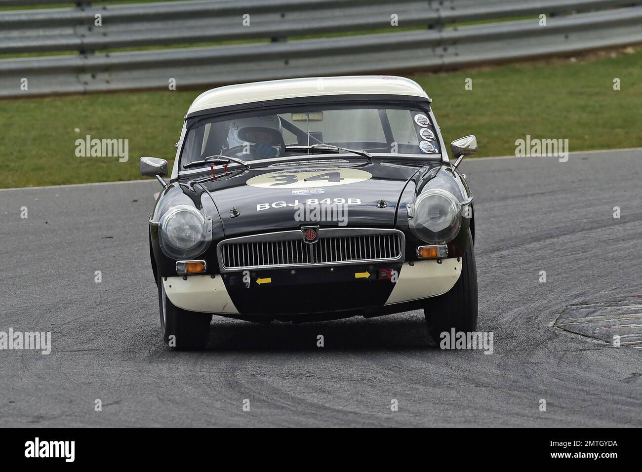 Barbara Lambert, MG B Roadster, Mintex Classic K, pre1966 cars racing with the same
