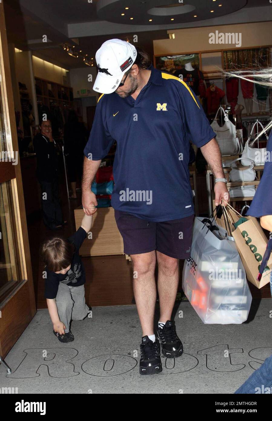Russell Crowe shops in Beverly Hills this afternoon with wife Danielle ...
