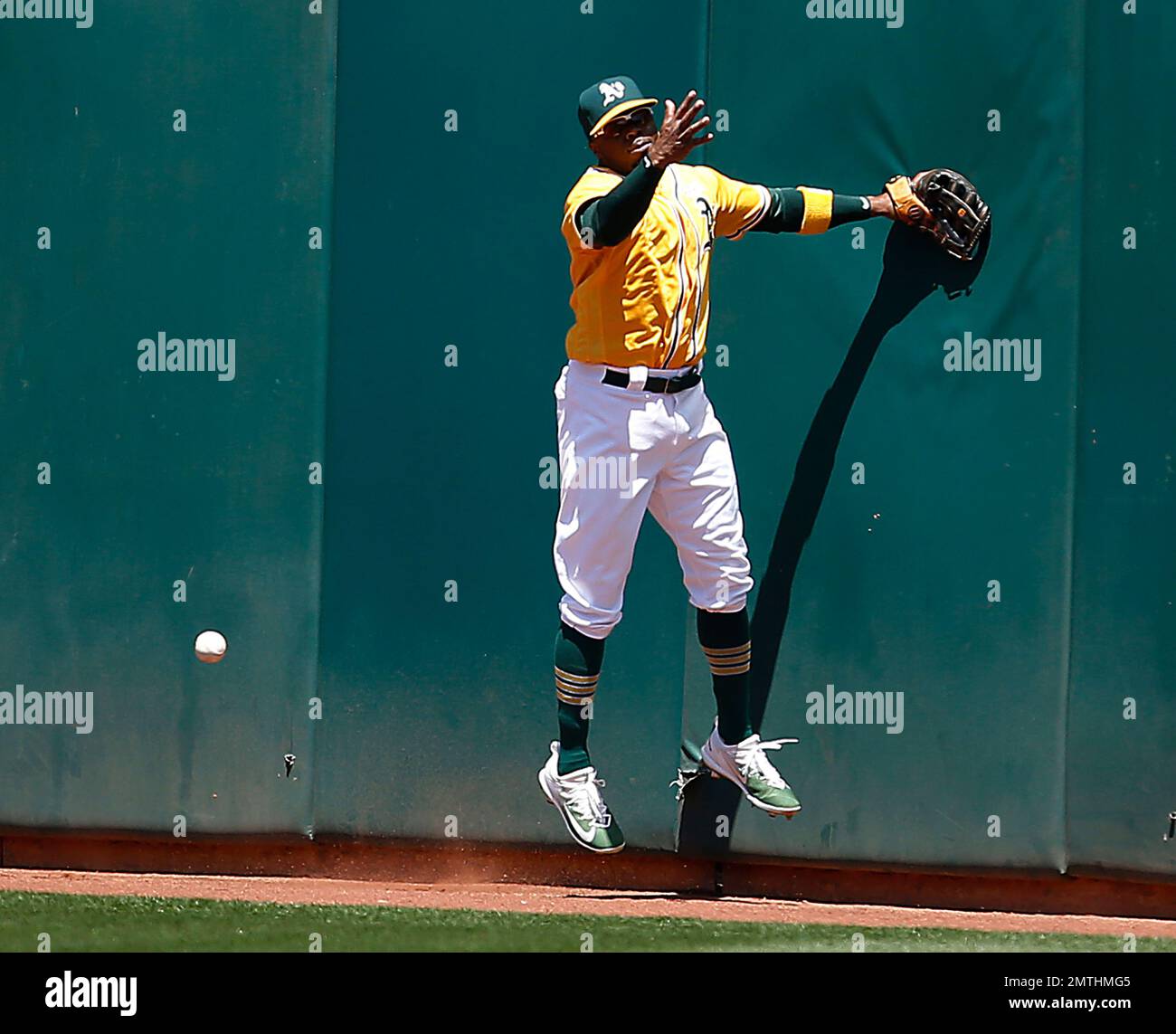 A's start 2017 by bringing Rajai Davis back to play center field