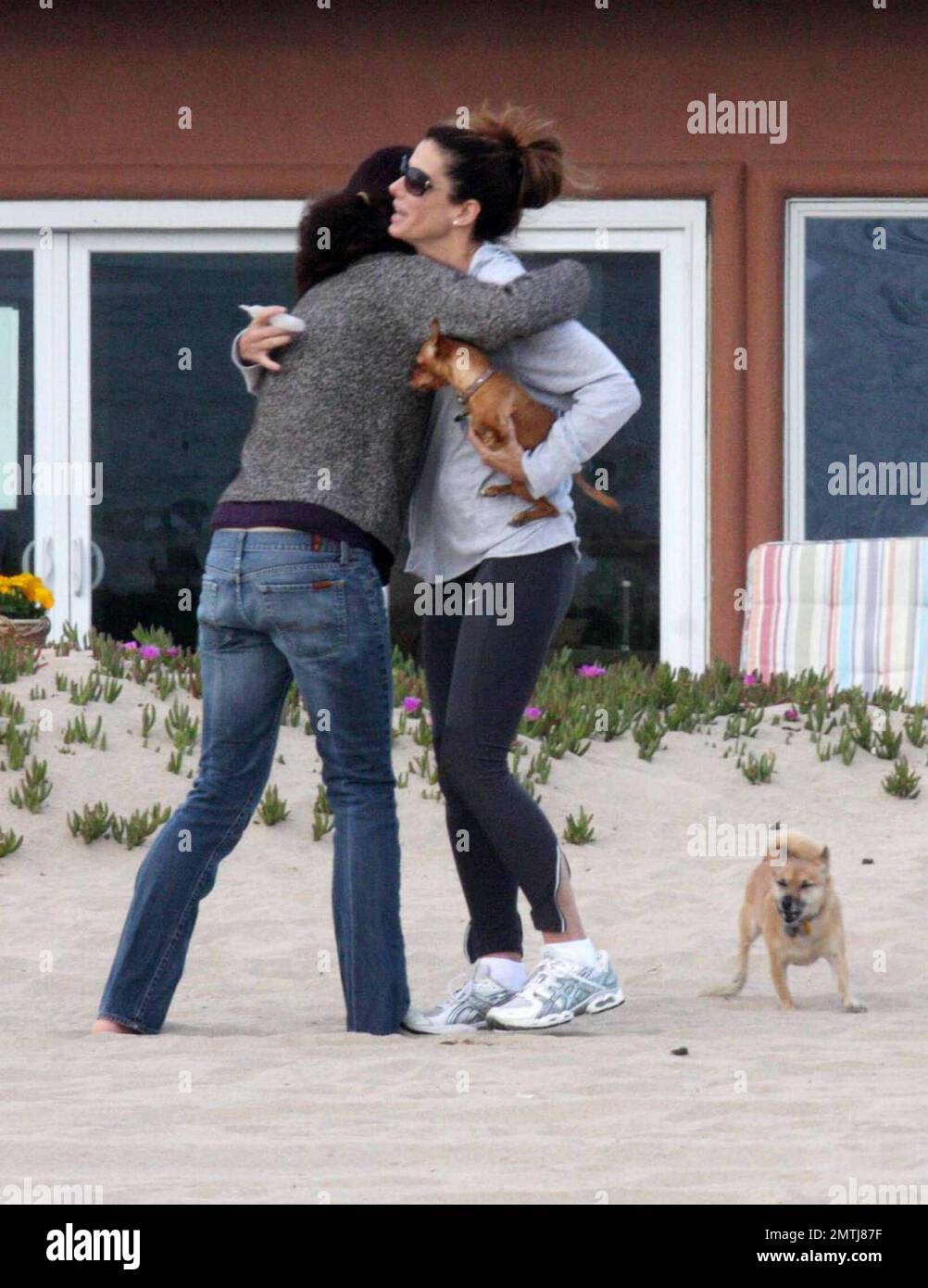 Exclusive!! Sandra Bullock spends a day at her beach house with her two(02)