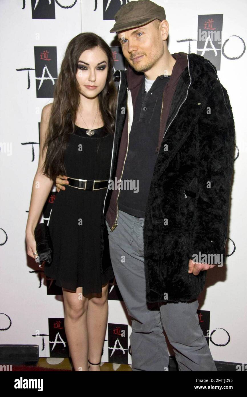 Birinchi marta eshakka tushish (kesilgan) Mening amakivachcham bilan jinsiy aloqani onlayn tomosha qiling