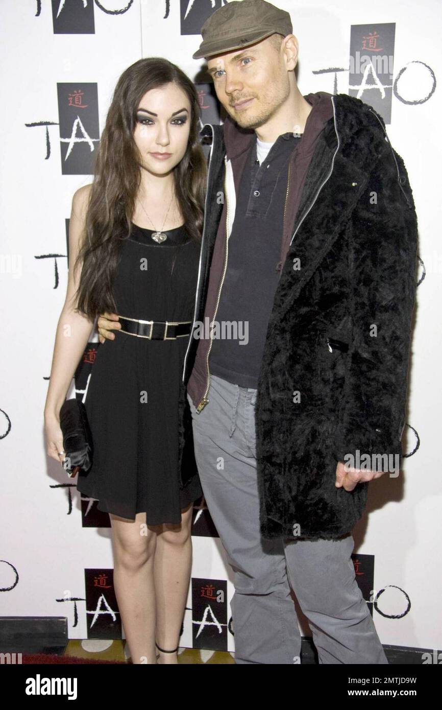 Keksa ayollar fotosuratlarni yechishmoqda