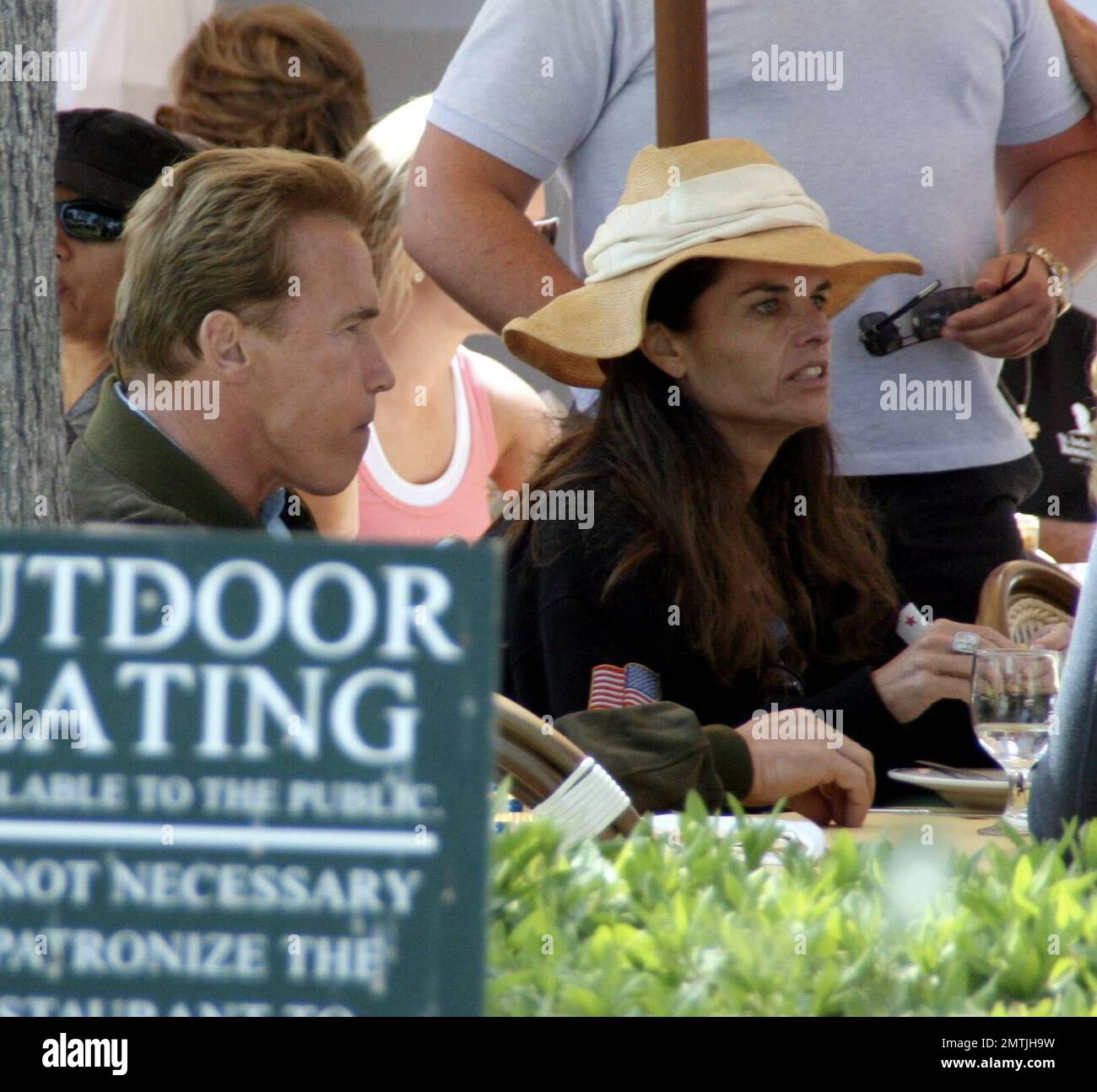 Governor Arnold Schwarzenegger and wife Maria Shriver have a cozy lunch