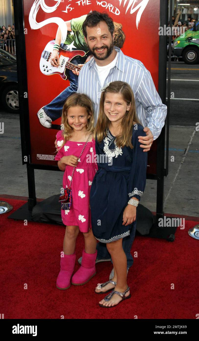 Photo: Judd Apatow and Leslie Mann and their daughters attend the This Is  40 premiere in Los Angeles - LAP2012121242 