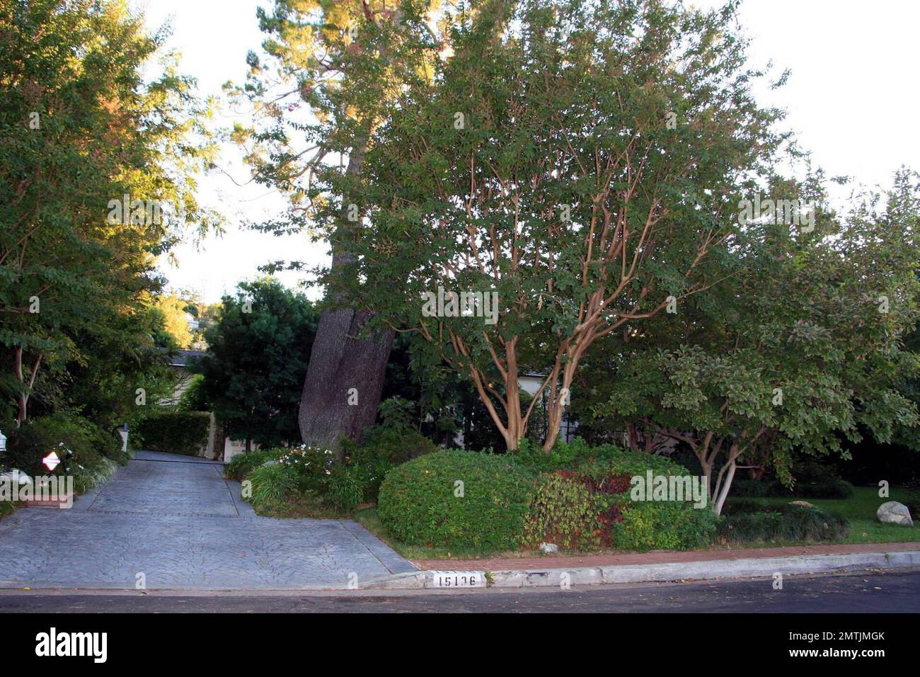 https://c8.alamy.com/comp/2MTJMGK/exclusive!!-scott-weiland-is-reportedly-selling-his-sherman-oaks-home-for-225-million-the-3-bed-3-bath-home-is-3300-squire-feet-and-sits-on-41-acres-of-lushly-landscaped-property-with-many-mature-trees-the-home-built-in-1926-features-hardwood-floors-a-swimming-pool-fireplaces-among-other-luxurious-features-los-angeles-ca-10308-2MTJMGK.jpg