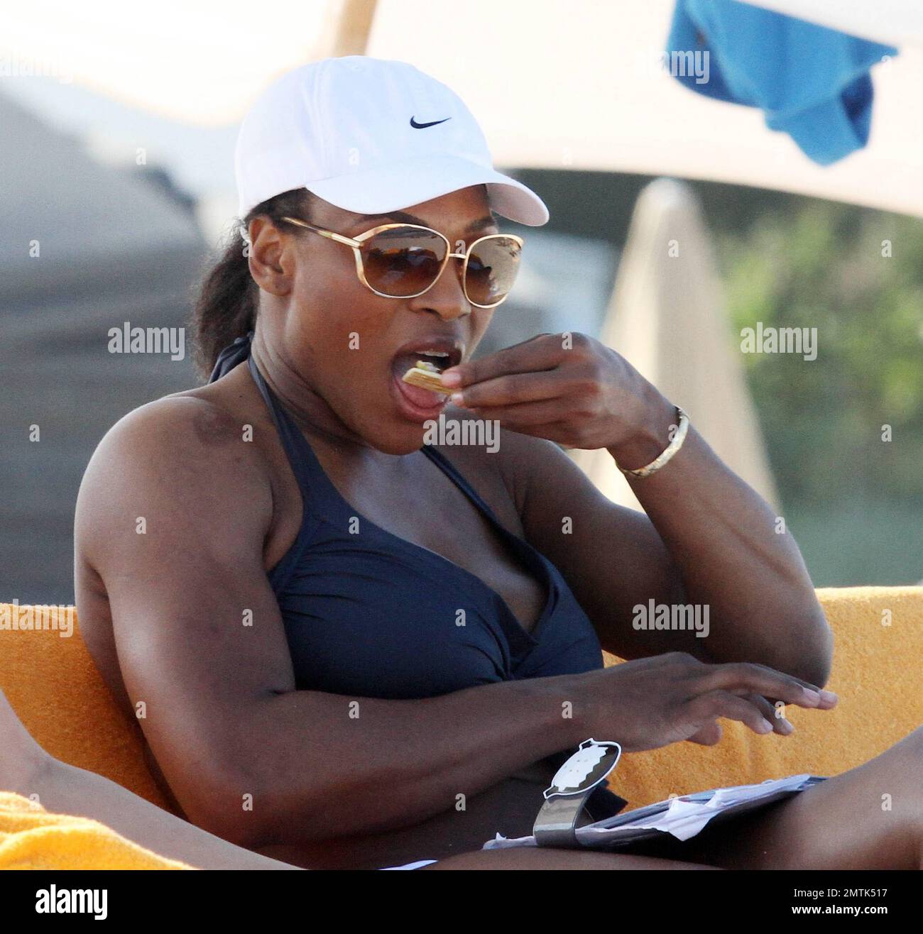 serena-williams-spends-the-afternoon-on-miami-beach-surrounded-by-young