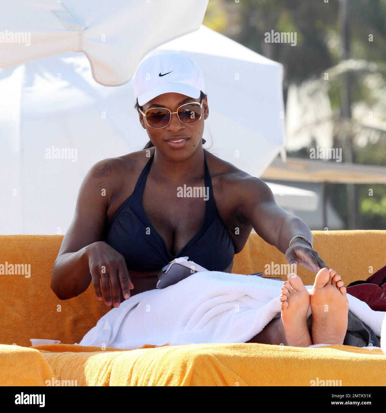serena-williams-spends-the-afternoon-on-miami-beach-surrounded-by-young