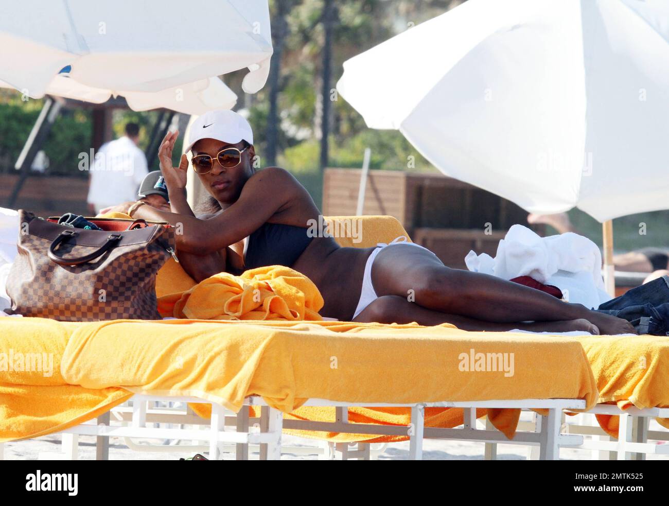 serena-williams-spends-the-afternoon-on-miami-beach-surrounded-by-young