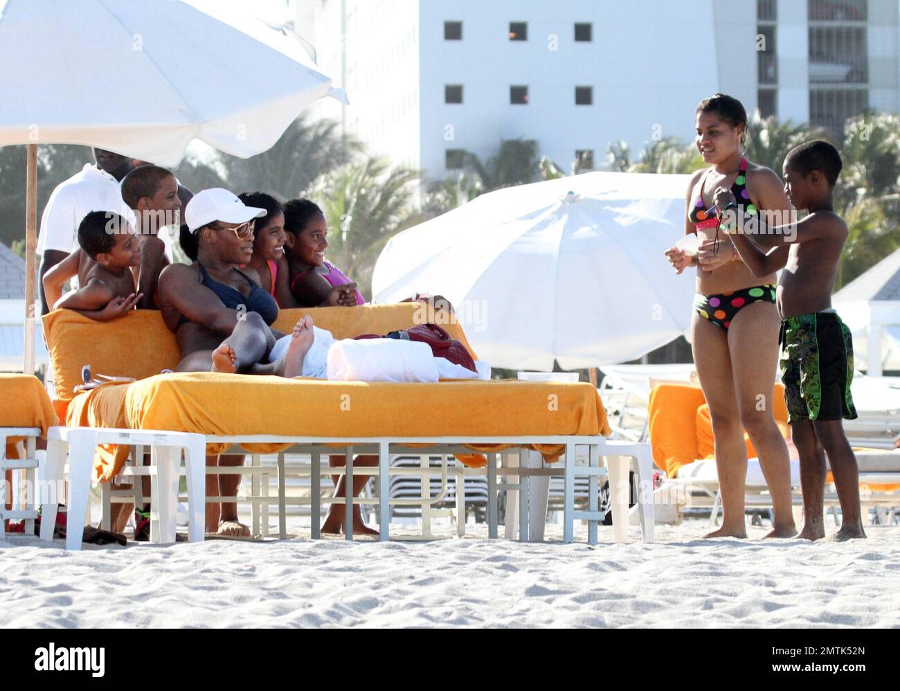 serena-williams-spends-the-afternoon-on-miami-beach-surrounded-by-young