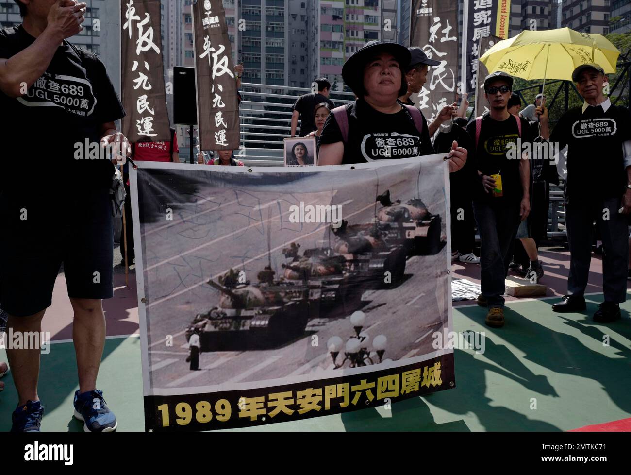 A picture showing a man blocking a line of tanks during the 1989 pro