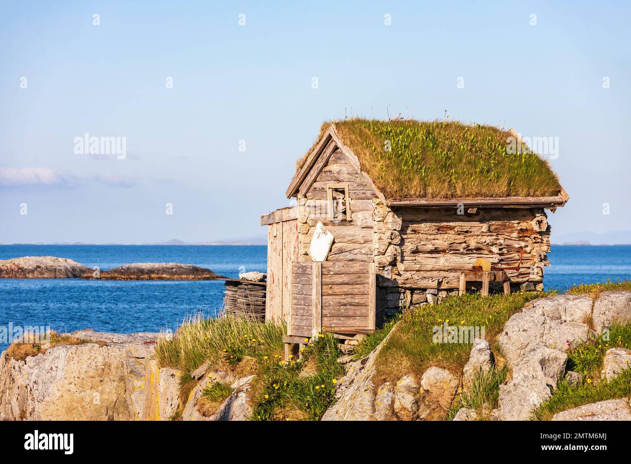 Old log shed hi-res stock photography and images - Alamy